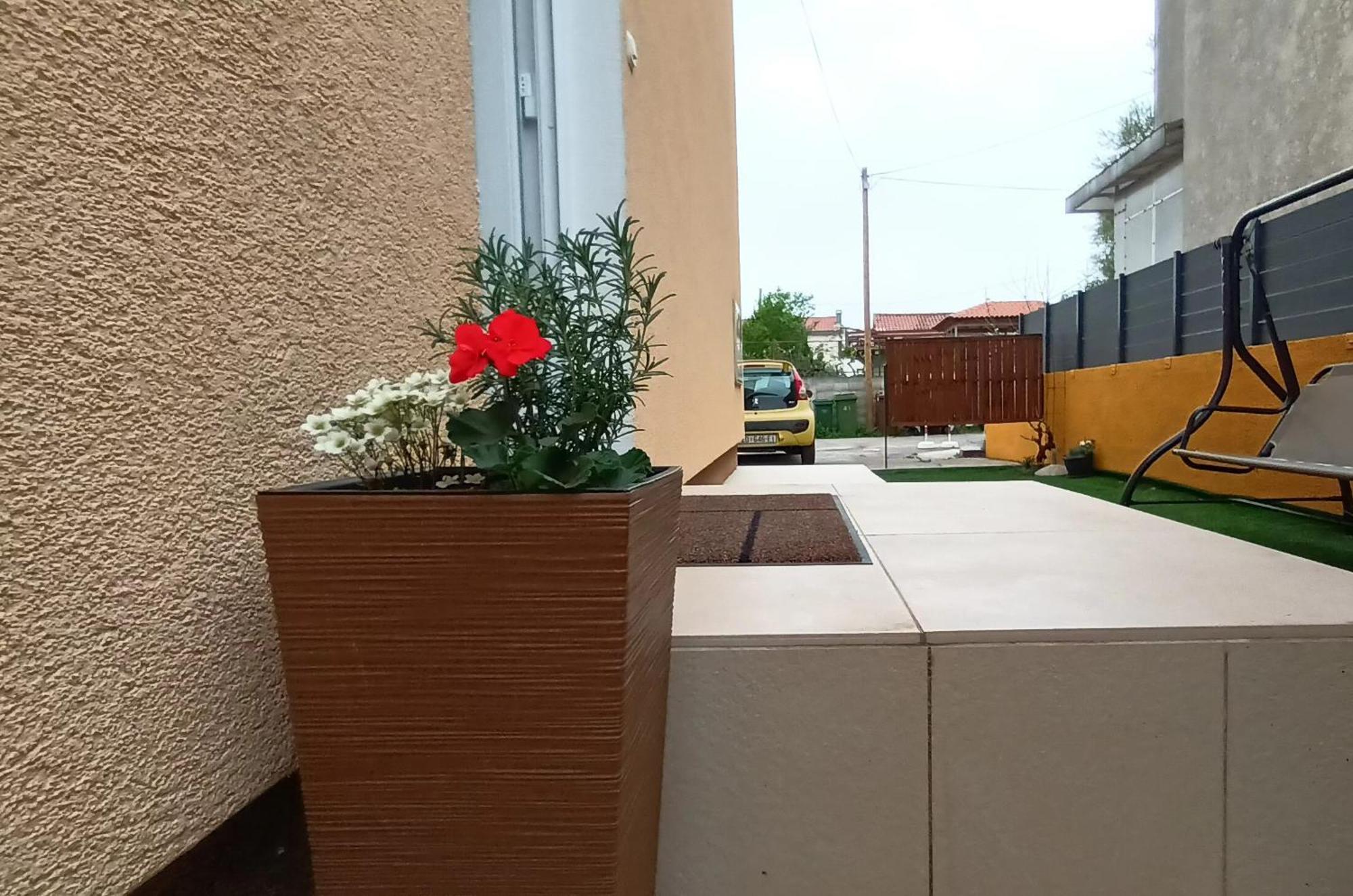 Apartman Sandra -Private Parking And Garden Zára Kültér fotó